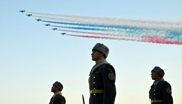 Штурмовики, стихи и живопись: яркие моменты встречи Путина в Астане - фото