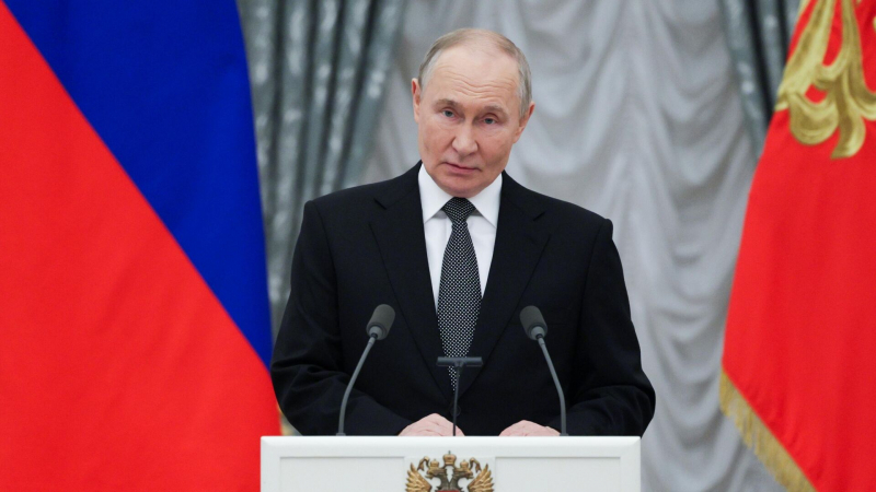 США ведут гибридную войну против России, заявил Путин