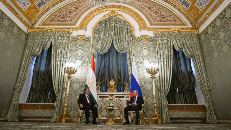 Путин назвал отказ от иностранных валют в расчетах с Таджикистаном важным