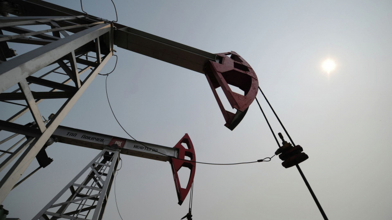 Цены на нефть к концу недели замедлили рост