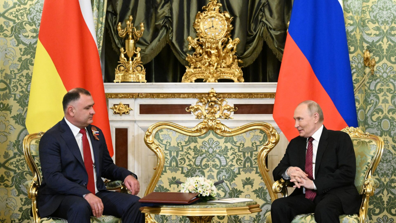 Путин пообещал поддерживать Южную Осетию в экономике