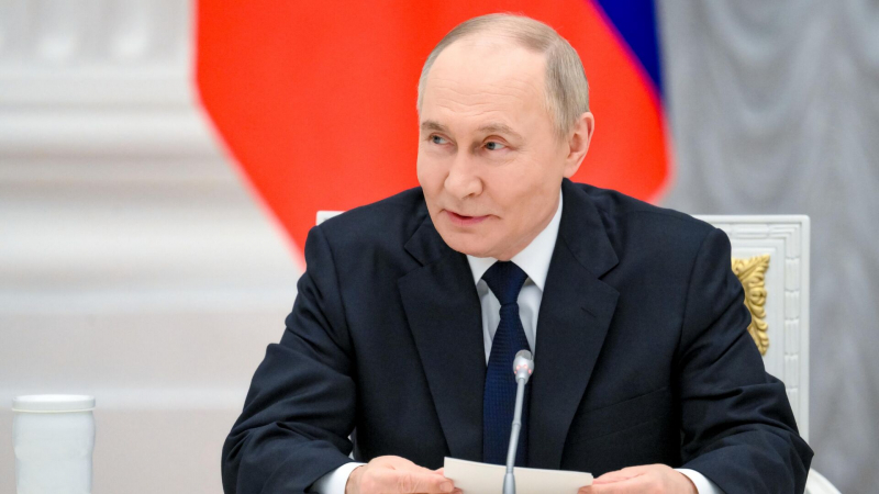 Путин поручил закрыть лазейки, помогающие обходить производителей из России