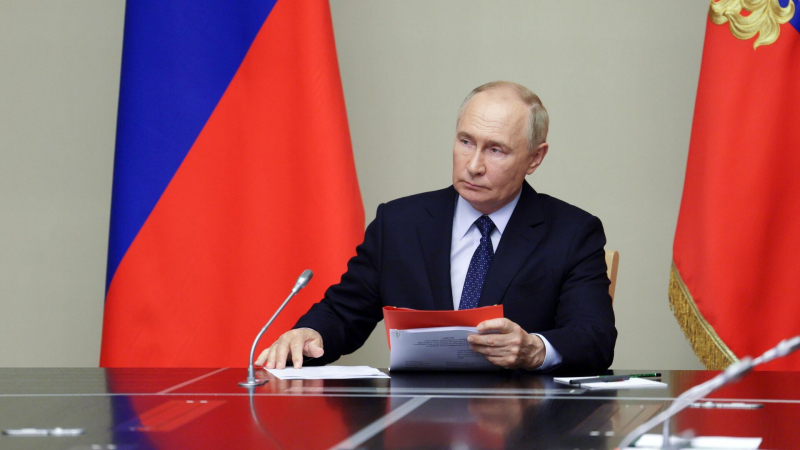 Путин призвал не допустить уход самозанятых "в тень"