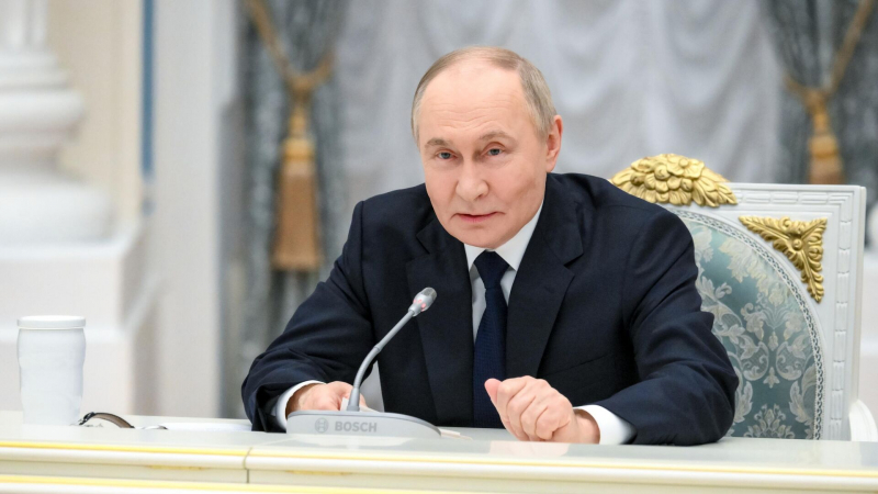 Путин в шутку вспомнил о работе в КГБ, говоря о санкциях для бизнеса