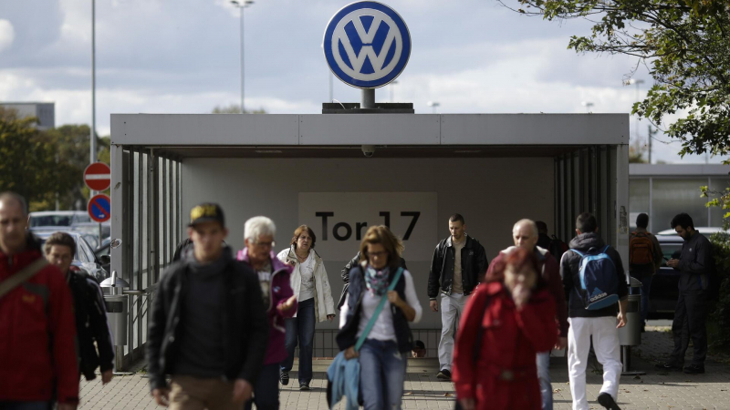 Два десятка работников согласились досрочно покинуть Volkswagen, пишет Bild