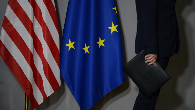 Эксперт назвал торговую сделку ЕС и США нереализуемой