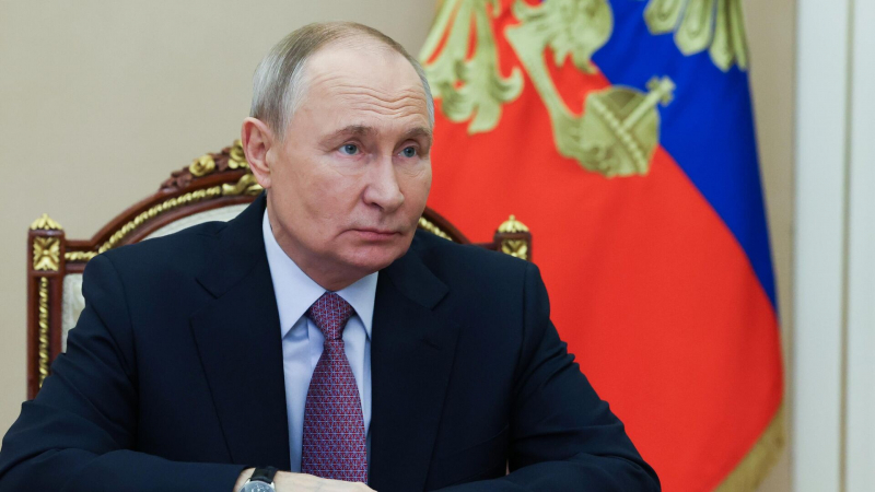 Путин заинтересовался табличкой участника форума АСИ