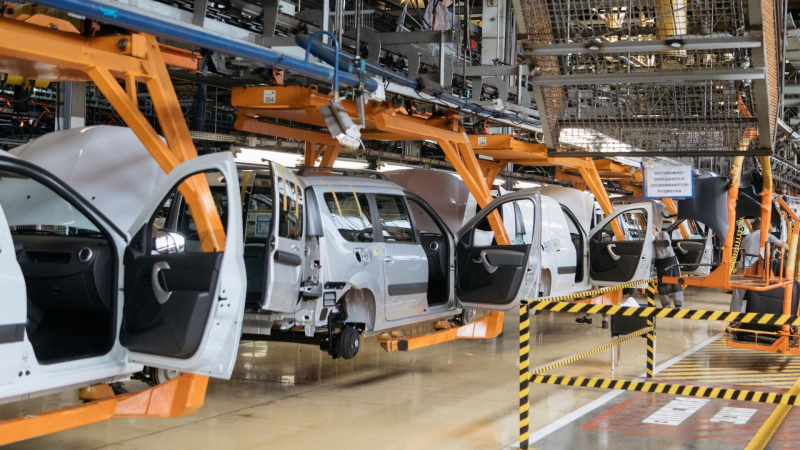 Минпромторг заявил о росте продаж новых отечественных автомобилей