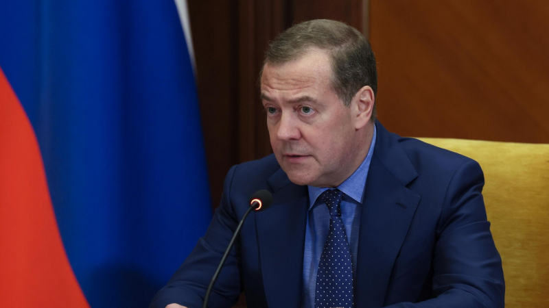 Медведев назвал бюджет на 2026 год военным