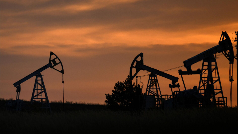 Россия увеличит в октябре нефтедобычу без учета плана компенсаций