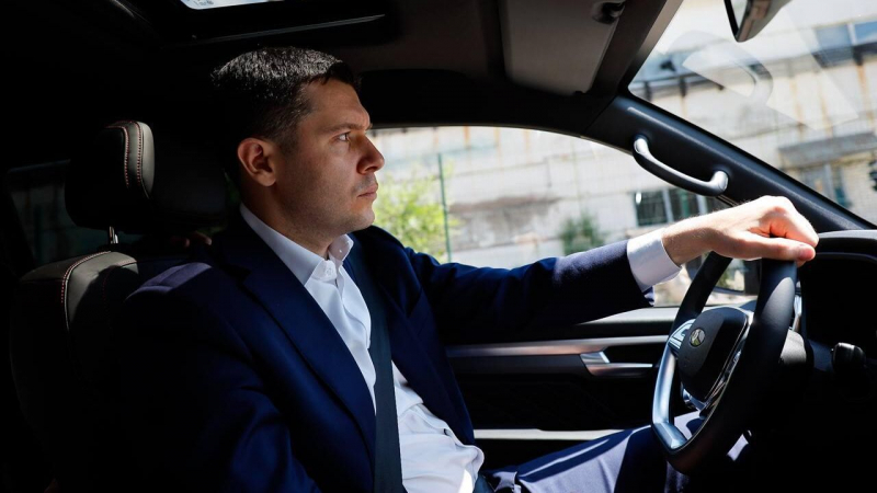 Алиханов протестировал новую модель автомобиля Sollers