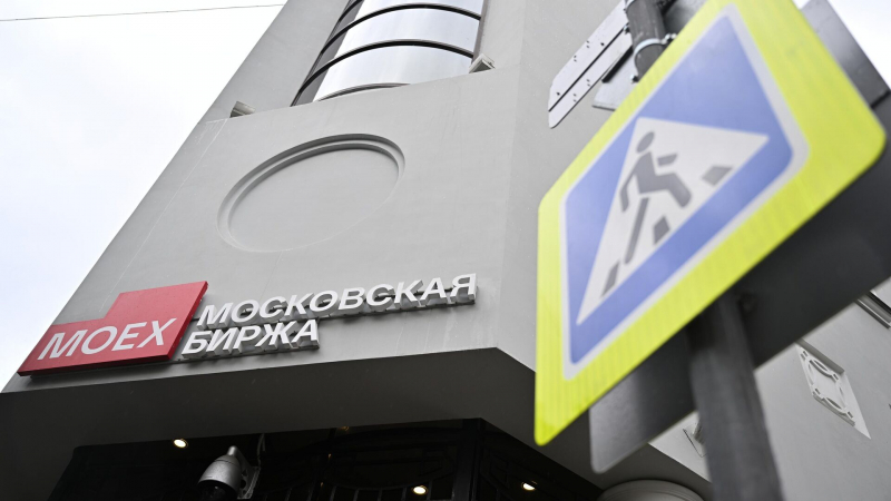 Индекс Мосбиржи к закрытию торгов упал на полтора процента