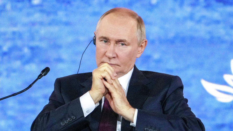 Путин отметил программы развития ВЭБ, способствующие росту числа туристов