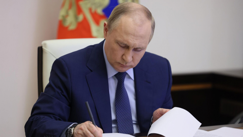 Путин подписал закон о штрафах за незаконное привлечение инвестиций