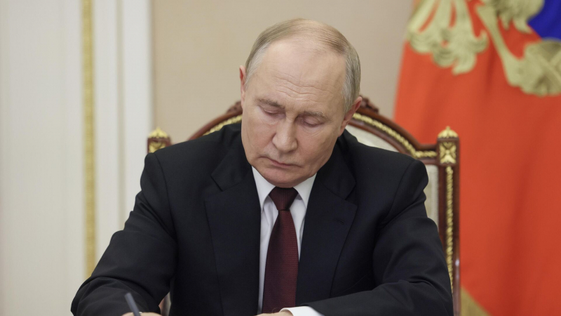 Путин поручил улучшить налоговую систему для самозанятых