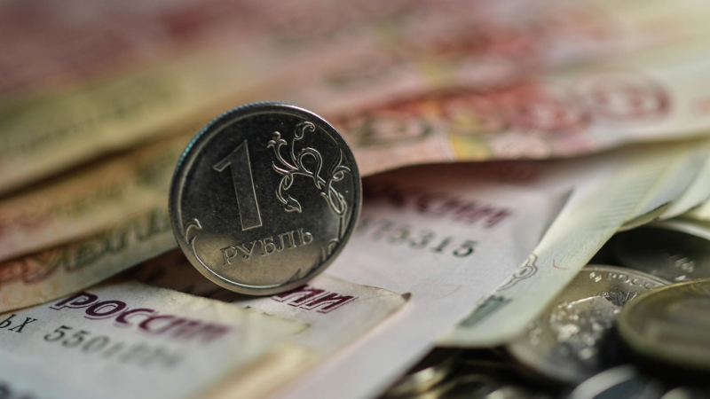 Реальные зарплаты в России в июне ускорили рост до 5,1 процента