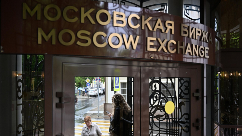 Российский рынок акций во вторник снизился на 0,53 процента