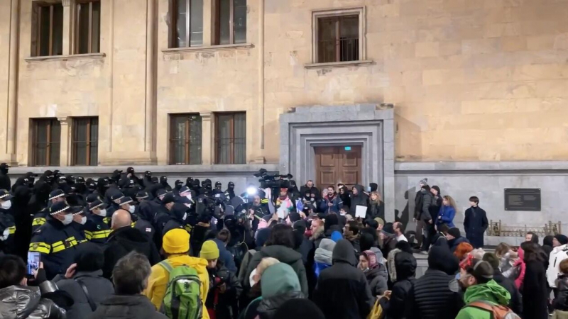 В Тбилиси оппозиционеры возобновили акцию протеста у парламента